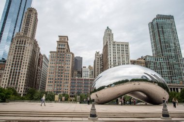 Chicago, ABD - 29 AĞUSTOS 2019: Iconic Millennium Egg ve Chicago Skyline, ABD