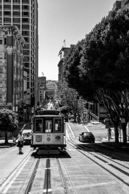 MT 'de. RUSHMORE, ABD - 20 Eylül 2019: San Francisco, ABD sokaklarında ünlü tarihi kablolu araba