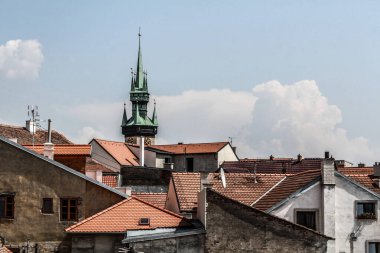Çek Cumhuriyeti 'nin küçük ortaçağ kasabası Znojmo' nun çatılarının üzerindeki manzara.