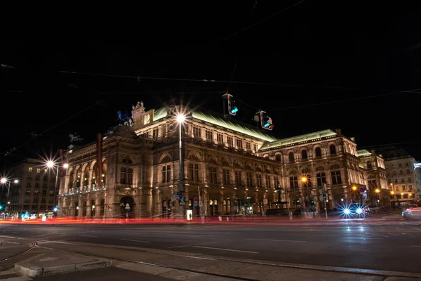 オーストリアの夜に有名なウィーン オペラ ハウス — ストック写真