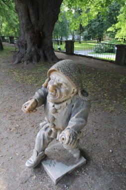 Avusturya, Salzburg 'da bir parkta tuhaf küçük cüce heykeller.