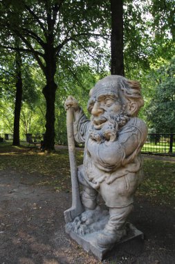 Avusturya, Salzburg 'da bir parkta tuhaf küçük cüce heykeller.