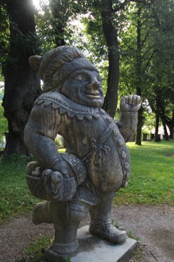 Avusturya, Salzburg 'da bir parkta tuhaf küçük cüce heykeller.