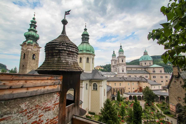 Szcenírozott Kilátás Salzburgi Katedrálisra Egy Régi Templom Egy Temető Ausztria — Stock Fotó