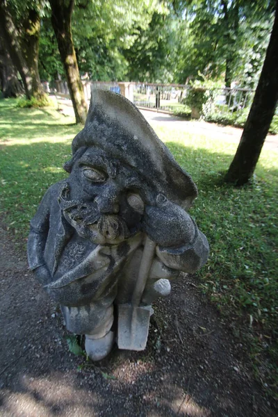 오스트리아 잘츠부르크의한 공원에 난쟁이 조각상 — 스톡 사진