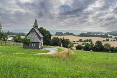 Almanya, Avrupa kırsal kesimindeki manzaralı köy okulu.