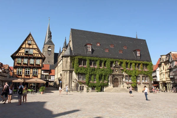 ドイツの町役場とQuedlinburgの風光明媚な町の中心部 — ストック写真
