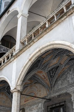 Neuburg 'daki şatonun avlusundaki cephe Tuna' da, Almanya