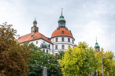 Neuburg 'daki Neuburg Şatosu, Almanya' nın sonbaharda Tuna Nehri 'nde