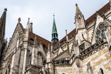 Almanya 'nın Bavyera kentindeki Regensburg' daki Gotik Katedralin cephesi