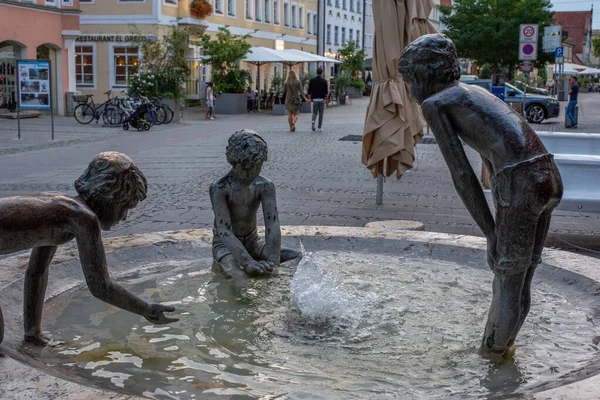 Fontän Centrala Landshut Med Skulpturer Lekande Barn Tyskland — Stockfoto