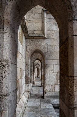 Almanya 'nın Bavyera kentindeki Regensburg' daki Gotik Katedralin cephesinde yürü