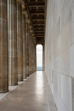Regensburg yakınlarındaki Walhalla Anıtı, Almanya 'nın Bavyera kentindeki bir Yunan tapınağının tasarımında kullanıldı.