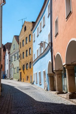 Almanya 'nın Bavyera şehrinde Vilshofen' de terk edilmiş bir sokakta eski evler.