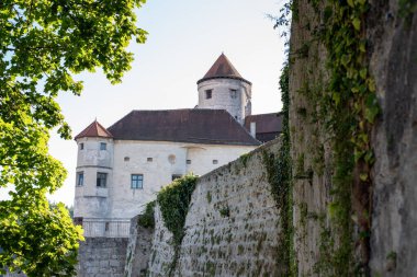 Almanya, Bavyera 'daki Burghausen Kalesi' nin güzel ortaçağ mahkemeleri