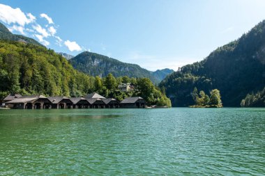 Almanya, Bavyera 'da Schoenau' da Koenigssee Gölü 'ndeki pansiyonlar