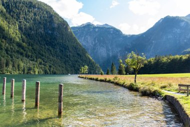 Almanya 'nın Bavyera kentindeki Koenigssee Gölü' nün yukarısındaki Pier Saint Bartholomew 'daki Bollards