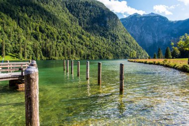 Almanya 'nın Bavyera kentindeki Koenigssee Gölü' nün yukarısındaki Pier Saint Bartholomew 'daki Bollards
