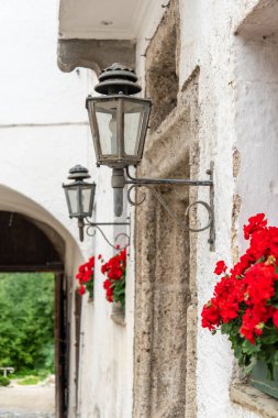 Sokak Lambası ve Kızıl Çiçekler Manastır Girişinde Hoeglwoerth, Bavyera, Almanya