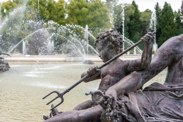 Escultura Niño Pequeño Con Tridente Jardín Del Palacio Herrenchiemsee Baviera — Foto de Stock