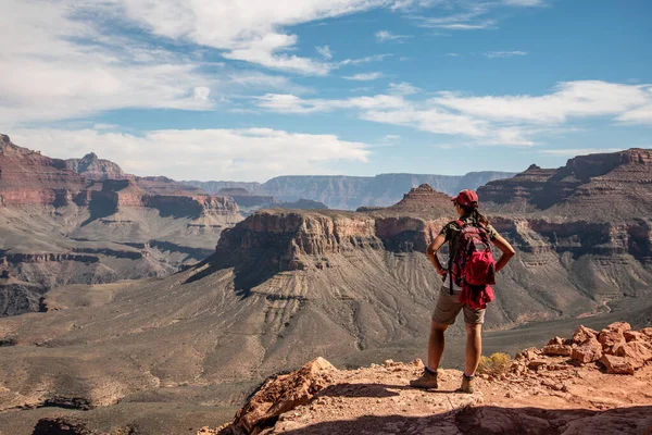 Female Hiker Enjoying View Famous Grand Canyon South Kaibab Trail — Zdjęcie stockowe