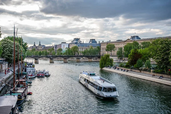 Łódź Sekwanie Paryżu Most Sztuk Pięknych Tle Francja — Zdjęcie stockowe