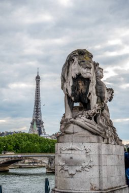 Alexandre Köprüsü 'nde bir aslan heykeli, Eiffel Kulesi manzaralı, Paris, Fransa
