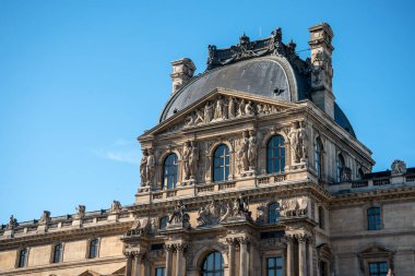 Louvre Sarayı 'nın sol cephesinin ayrıntıları güneşli bir yaz günü Paris, Fransa' da