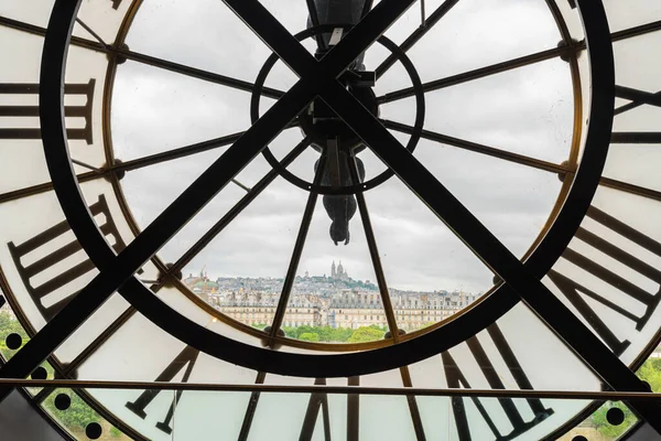 从法国巴黎奥赛博物馆的大钟看蒙特马尔特的教堂圣餐 — 图库照片