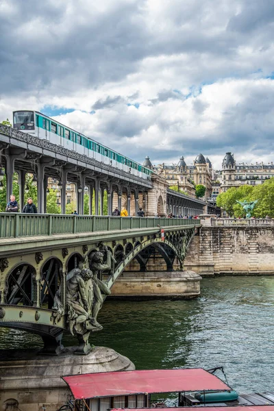 Metro Crossing Bridge Bir Hakeim Seine Paris France —  Fotos de Stock