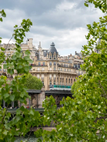 Metro Przecinające Most Bir Hakeim Nad Sekwaną Paryżu Francja — Zdjęcie stockowe