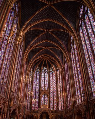 Paris 'teki ünlü Sainte Chapelle' in içi. Renkli camları olan Fransa.
