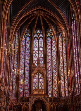 Paris 'teki ünlü Sainte Chapelle' in içi. Renkli camları olan Fransa.