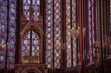 Paris 'teki ünlü Sainte Chapelle' in içi. Renkli camları olan Fransa.