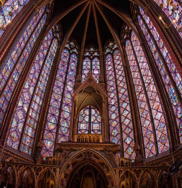 Paris 'teki ünlü Sainte Chapelle' in içi. Renkli camları olan Fransa.