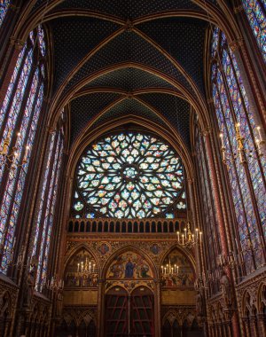 Paris 'teki ünlü Sainte Chapelle' in içi. Renkli camları olan Fransa.