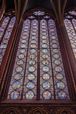 Paris 'teki ünlü Sainte Chapelle' in içi. Renkli camları olan Fransa.