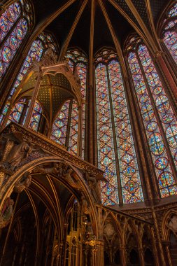 Paris 'teki ünlü Sainte Chapelle' in içi. Renkli camları olan Fransa.