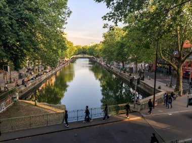 Fransa 'nın yaz aylarında Paris' te Saint Martin kanalı