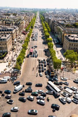 Fransa, Paris 'teki Charles de Gaulle Meydanı' nda trafik var.