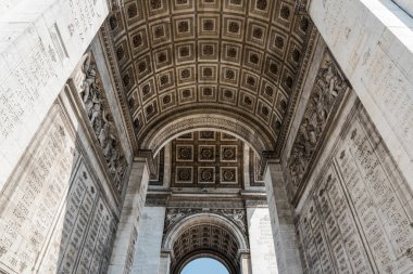 Fransa 'nın başkenti Paris' te yazın Iconic Arc de Triomphe