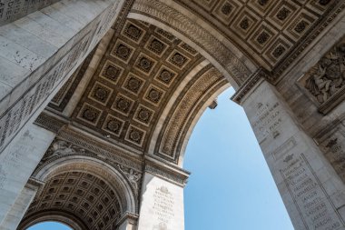 Fransa 'nın başkenti Paris' te yazın Iconic Arc de Triomphe