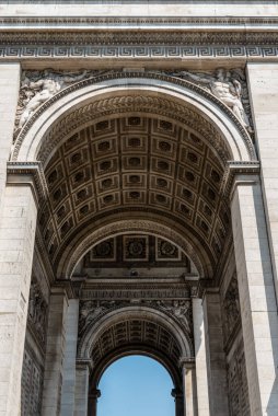 Fransa 'nın başkenti Paris' te yazın Iconic Arc de Triomphe