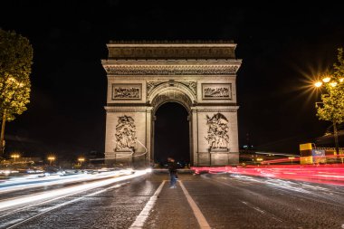 Geceleri Şanzelize 'de trafik, arka planda Zafer Takı, Paris, Fransa