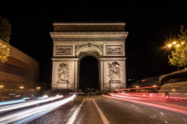 Geceleri Şanzelize 'de trafik, arka planda Zafer Takı, Paris, Fransa
