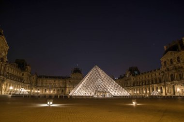 Ünlü Louvre Sarayı ve ikonik cam piramit geceleri, Paris, Fransa