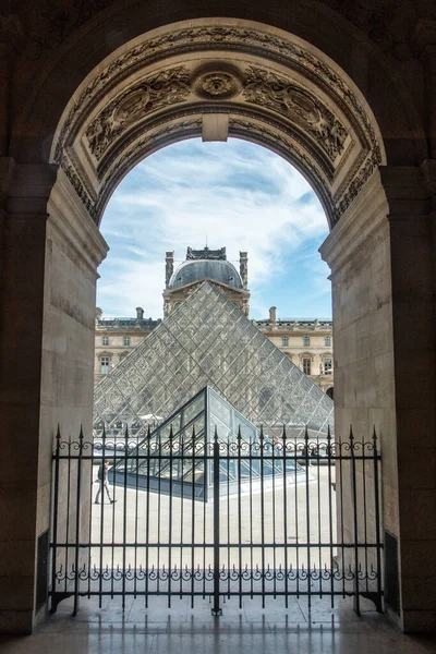 从卢浮宫左翼的拱门到法国巴黎的玻璃金字塔 — 图库照片