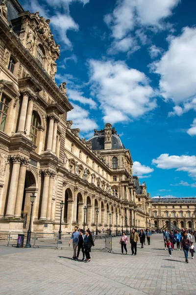 Paris, Fransa 'daki meşhur Louvre Sarayı