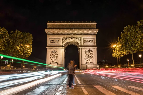 Geceleri Şanzelize 'de trafik, arka planda Zafer Takı, Paris, Fransa