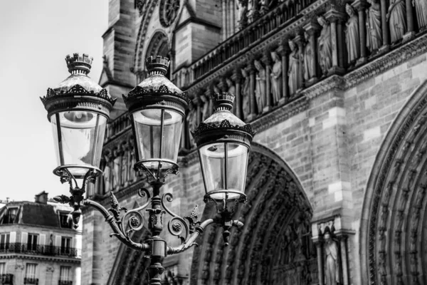 Antique Street Light Front Notre Dame Cathedral Paris France — Fotografie, imagine de stoc